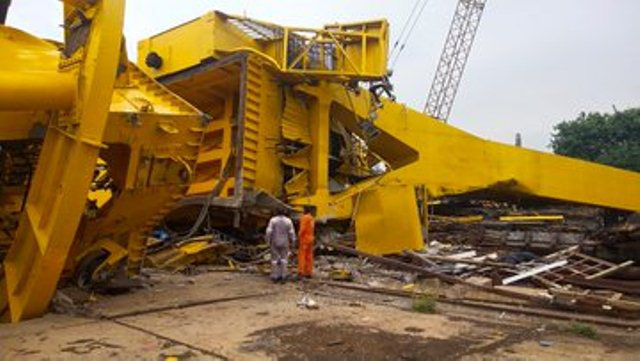 Cần cẩu sập như trời giáng, 11 công nhân bị đè chết - Ảnh 3.