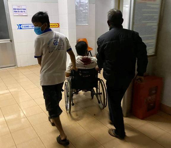T&agrave;i xế taxi bất ngờ r&uacute;t dao đ&acirc;m h&agrave;nh kh&aacute;ch v&igrave;... c&aacute;i lồng chim - Ảnh 3.