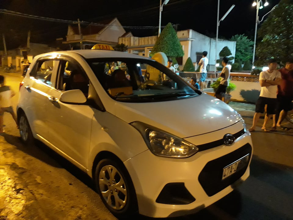 T&agrave;i xế taxi bất ngờ r&uacute;t dao đ&acirc;m h&agrave;nh kh&aacute;ch v&igrave;... c&aacute;i lồng chim - Ảnh 2.