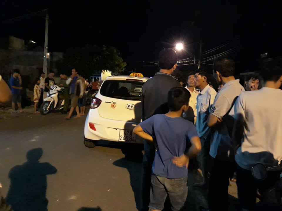 T&agrave;i xế taxi bất ngờ r&uacute;t dao đ&acirc;m h&agrave;nh kh&aacute;ch v&igrave;... c&aacute;i lồng chim - Ảnh 1.