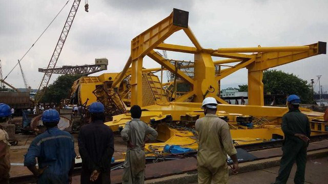 Sập cần cẩu khổng lồ, 11 công nhân bị đè chết