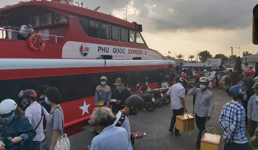 Ảnh hưởng mưa bão, tàu cao tốc ra vào Phú Quốc tạm ngưng hoạt động