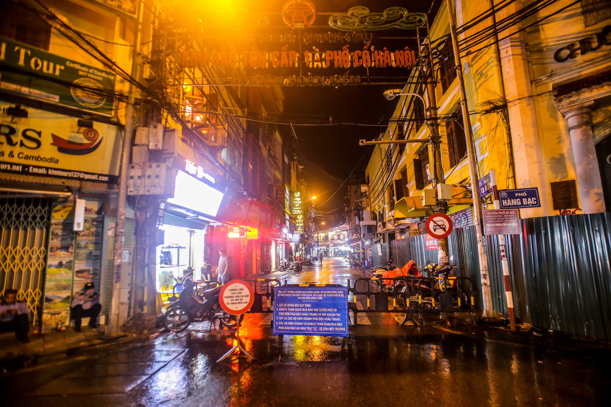 Phố Tạ Hiện vắng vẻ trong ng&agrave;y đầu dừng qu&aacute;n vỉa h&egrave; - Ảnh 2.