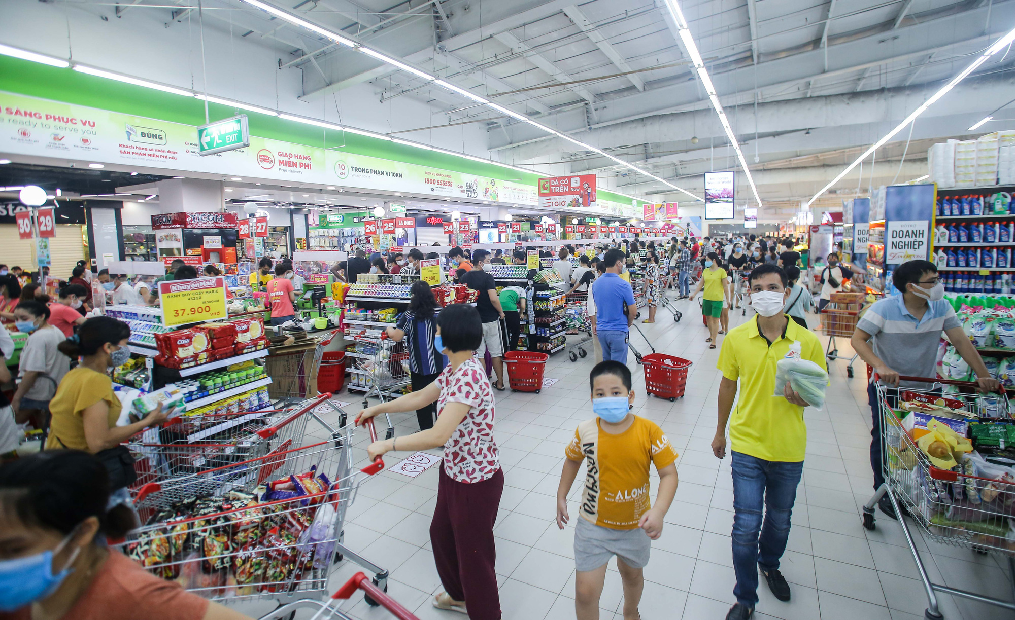Người d&acirc;n H&agrave; Nội cẩn trọng đeo khẩu trang ph&ograve;ng chống dịch Covid-19 - Ảnh 5.