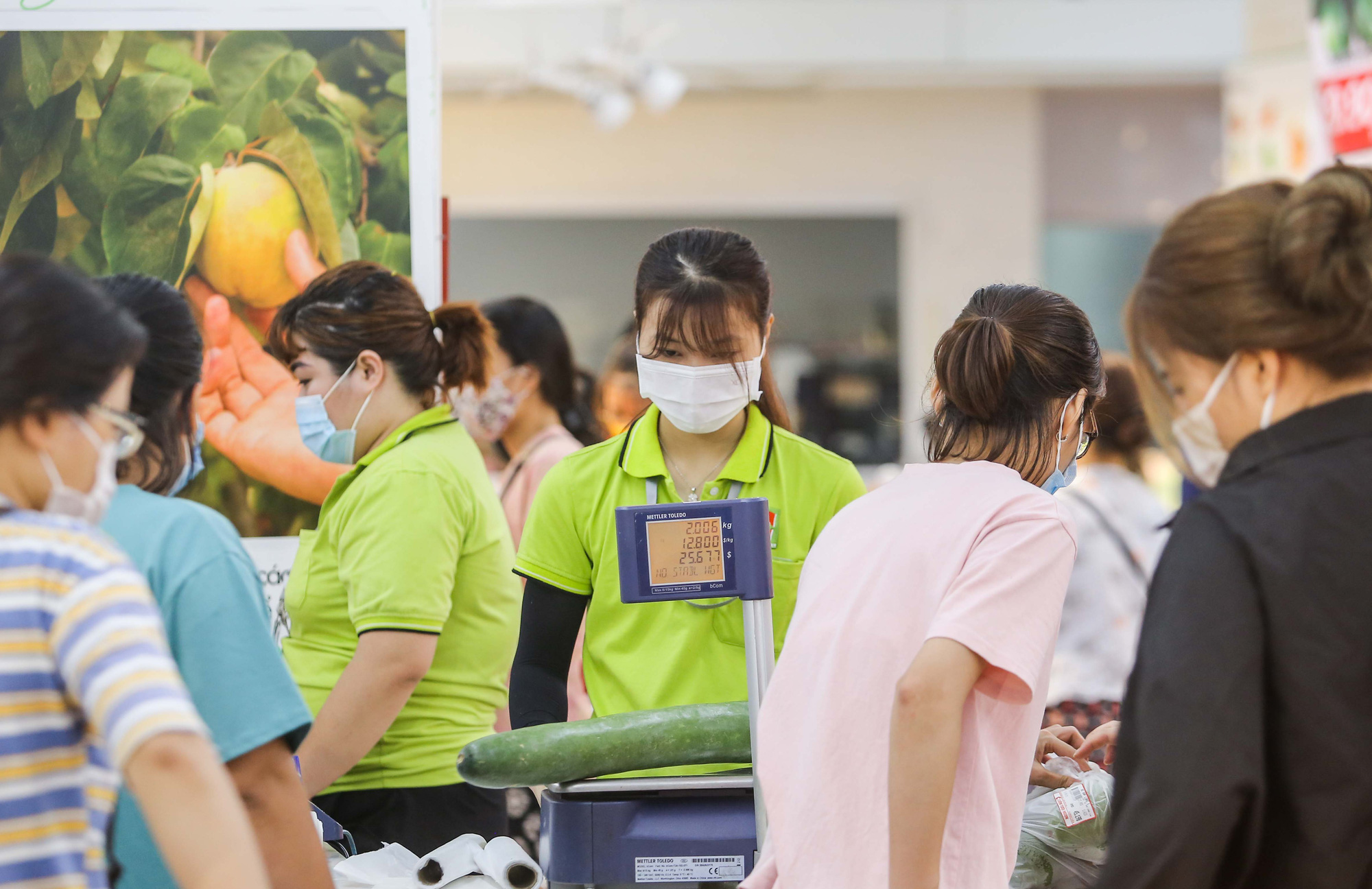 Người d&acirc;n H&agrave; Nội cẩn trọng đeo khẩu trang ph&ograve;ng chống dịch Covid-19 - Ảnh 6.
