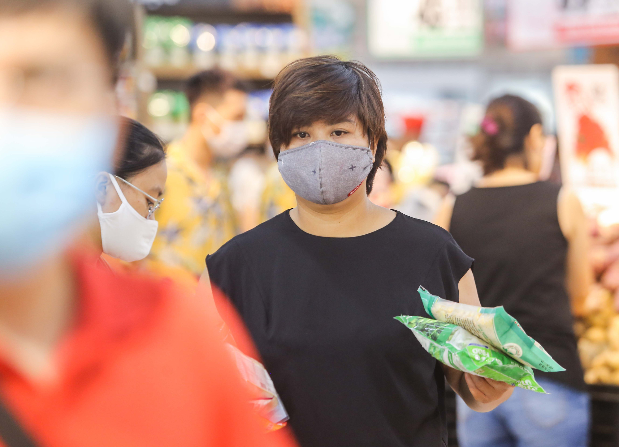 Người d&acirc;n H&agrave; Nội cẩn trọng đeo khẩu trang ph&ograve;ng chống dịch Covid-19 - Ảnh 7.