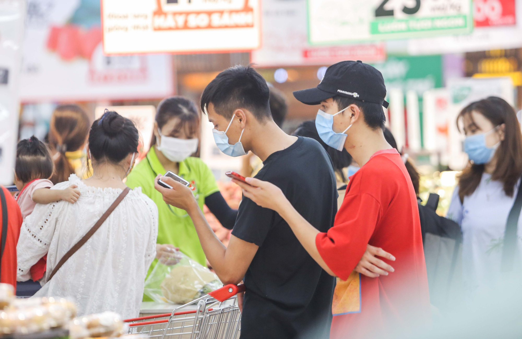 Người d&acirc;n H&agrave; Nội cẩn trọng đeo khẩu trang ph&ograve;ng chống dịch Covid-19 - Ảnh 8.