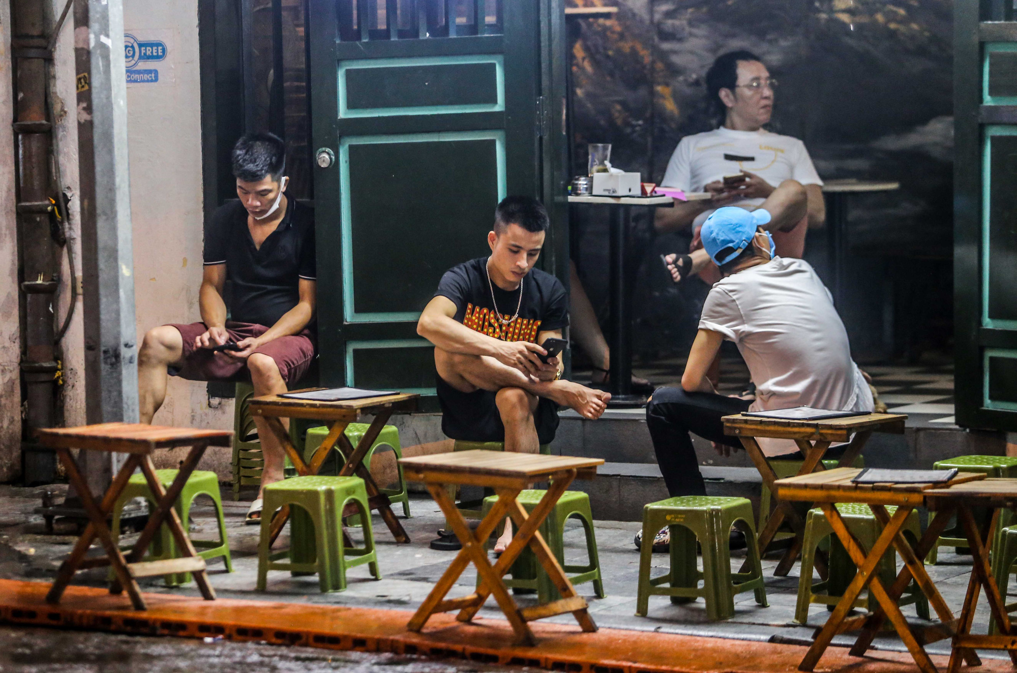 Phố Tạ Hiện vắng vẻ trong ng&agrave;y đầu dừng qu&aacute;n vỉa h&egrave; - Ảnh 6.