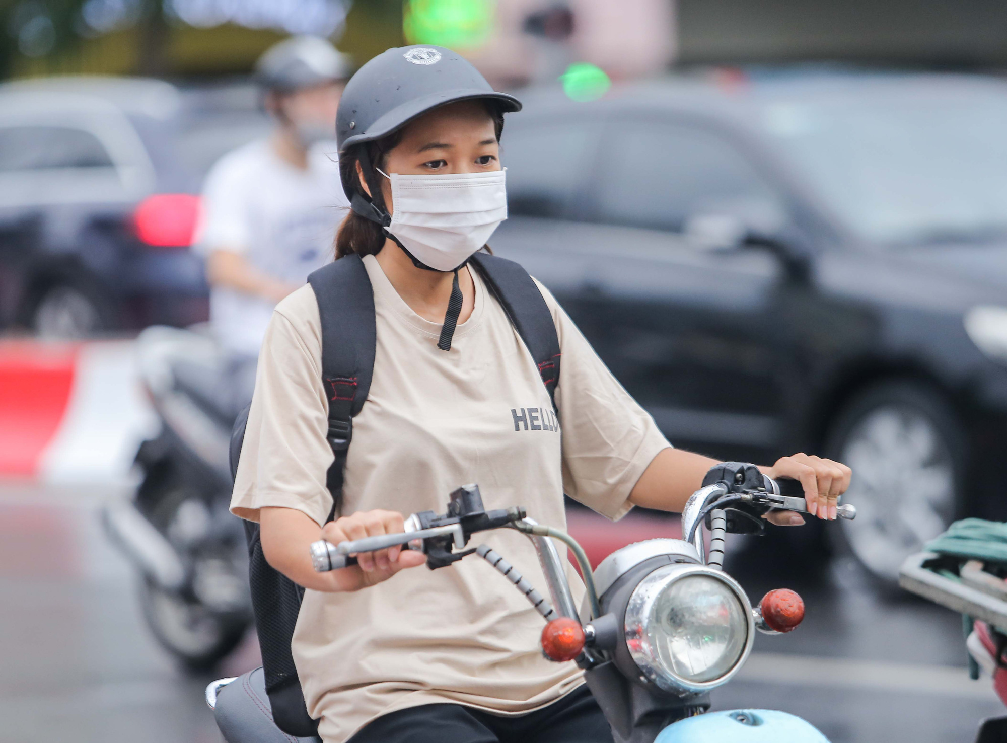 Người d&acirc;n H&agrave; Nội cẩn trọng đeo khẩu trang ph&ograve;ng chống dịch Covid-19 - Ảnh 11.