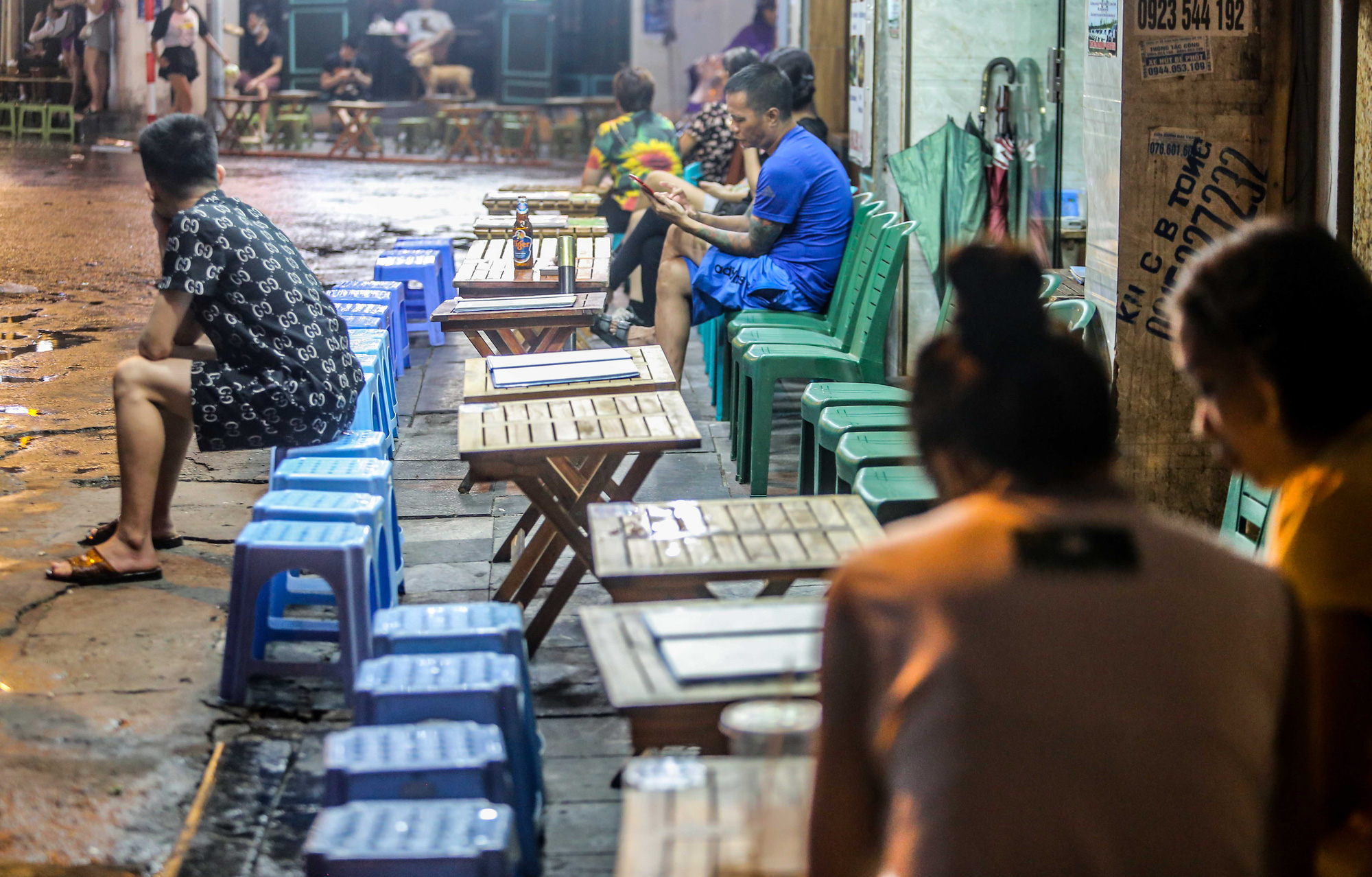 Phố Tạ Hiện vắng vẻ trong ng&agrave;y đầu dừng qu&aacute;n vỉa h&egrave; - Ảnh 9.