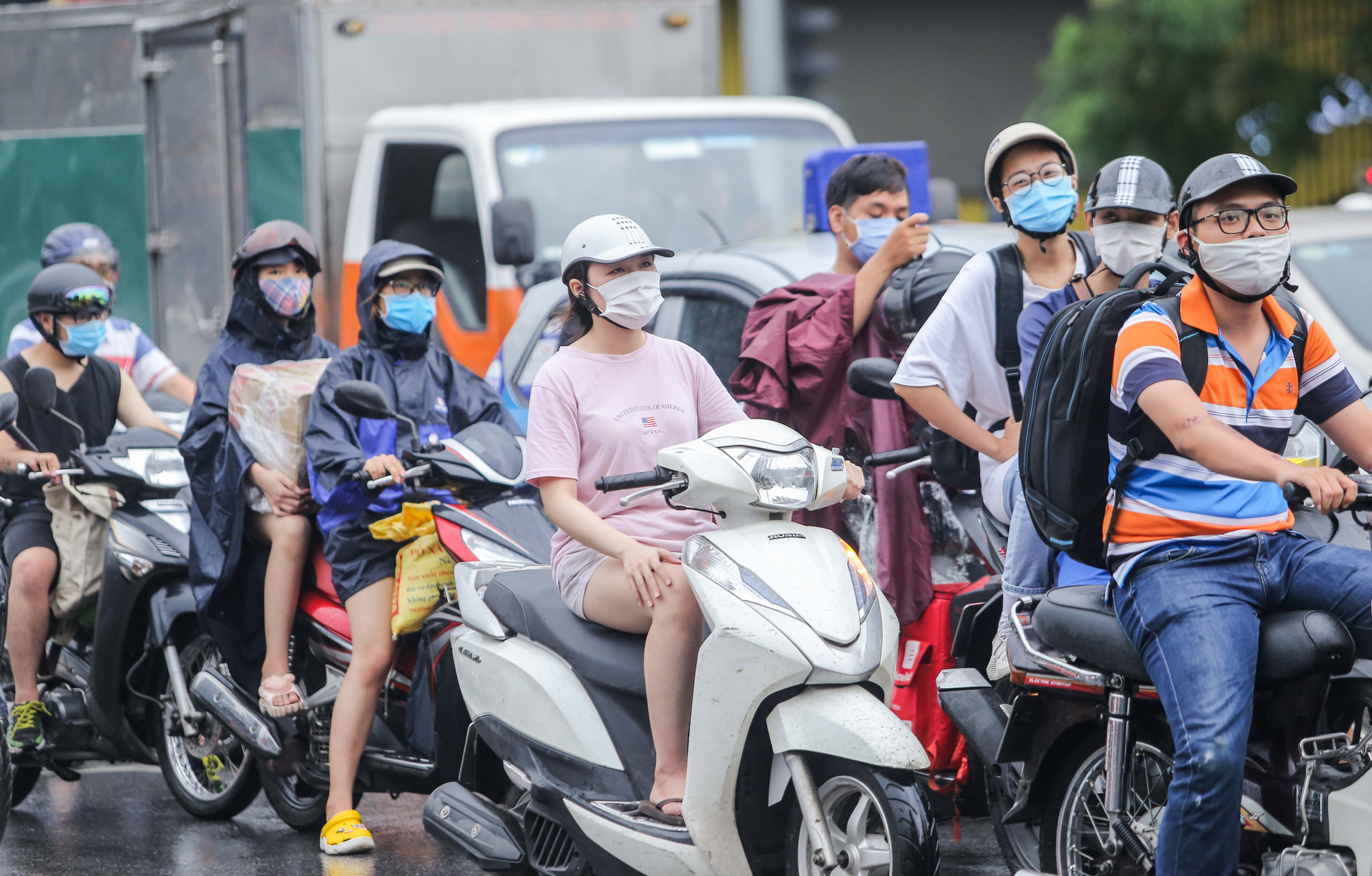 Người d&acirc;n H&agrave; Nội cẩn trọng đeo khẩu trang ph&ograve;ng chống dịch Covid-19 - Ảnh 13.
