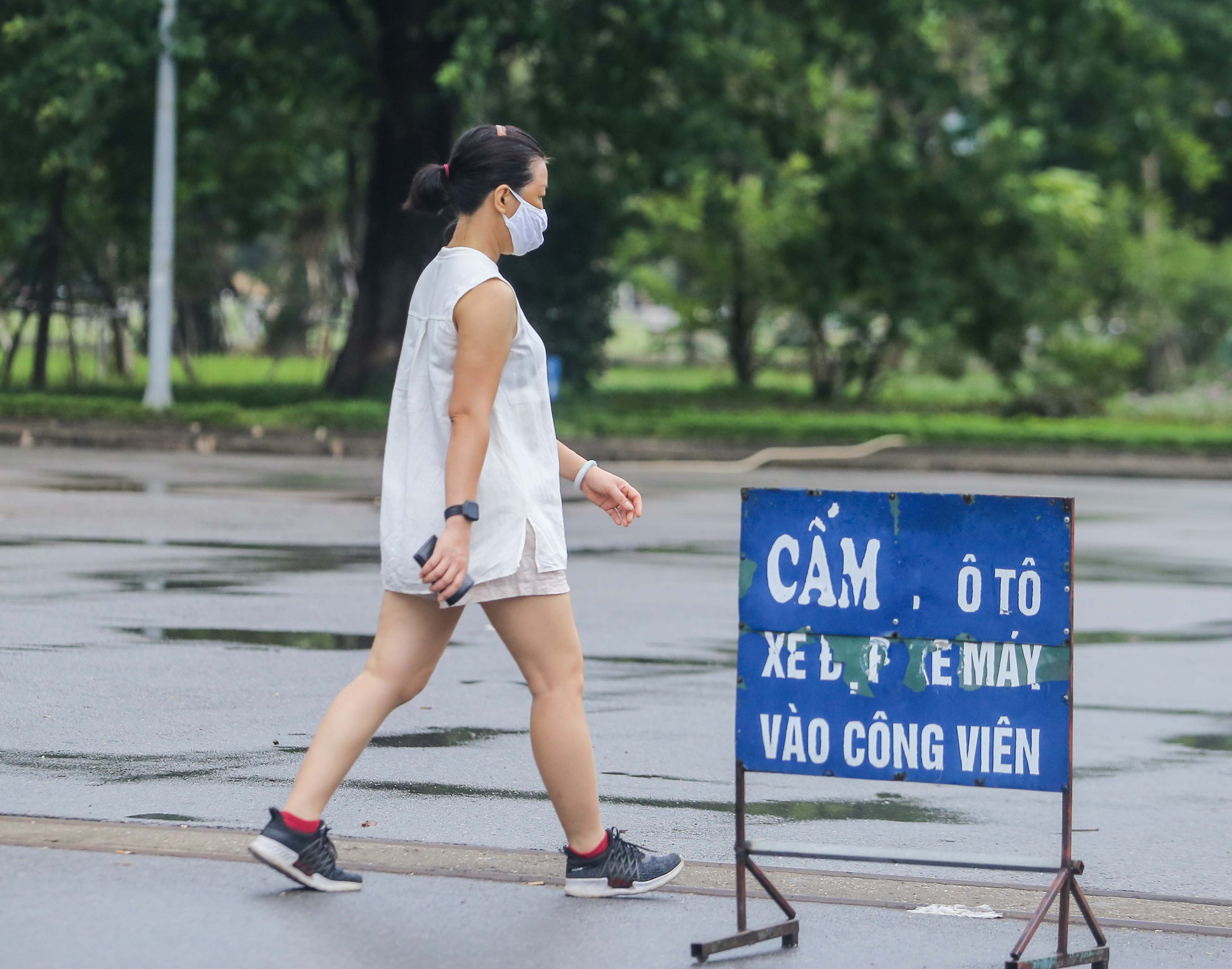 Người d&acirc;n H&agrave; Nội cẩn trọng đeo khẩu trang ph&ograve;ng chống dịch Covid-19 - Ảnh 16.