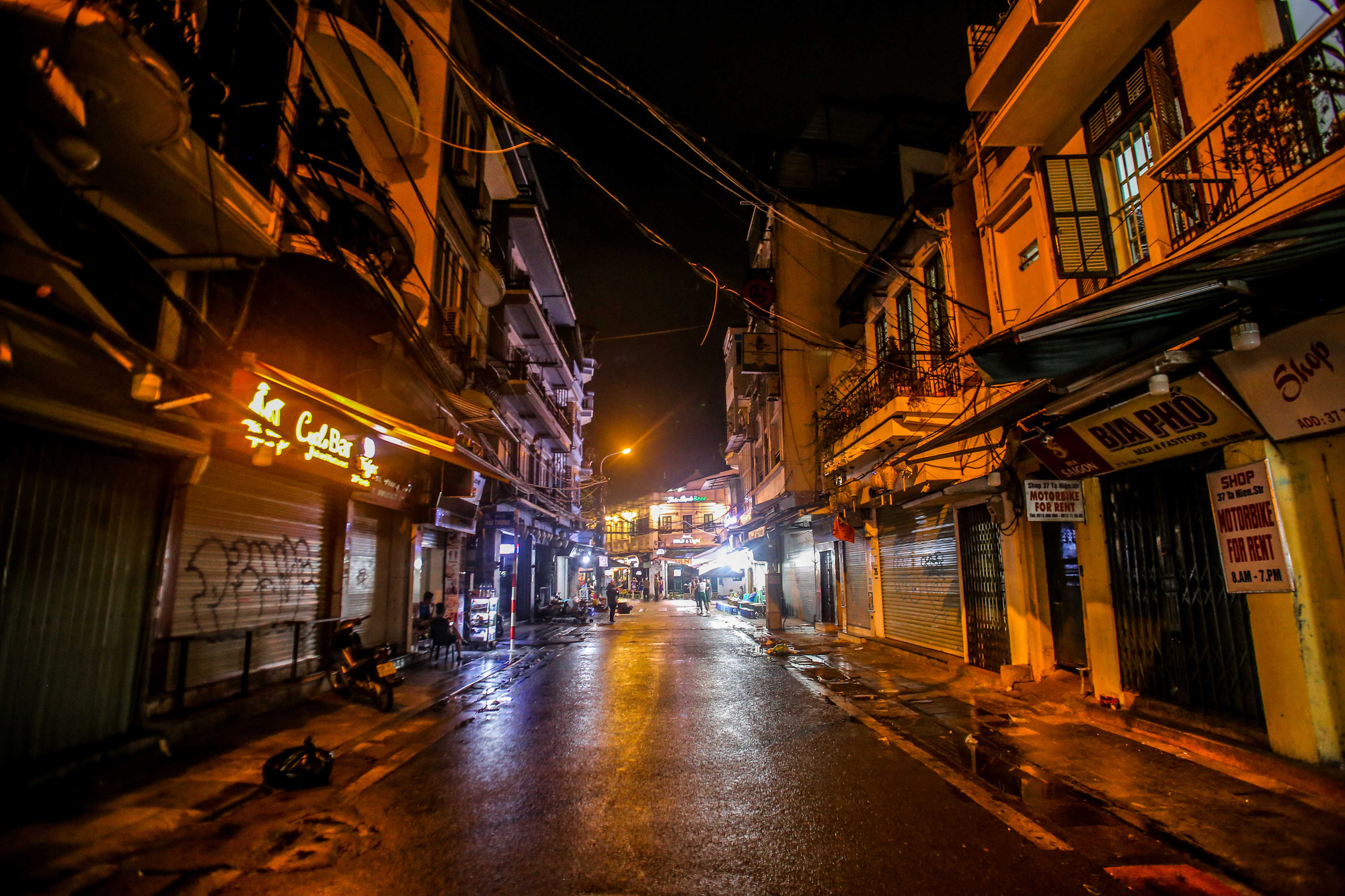 Phố Tạ Hiện vắng vẻ trong ng&agrave;y đầu dừng qu&aacute;n vỉa h&egrave; - Ảnh 12.