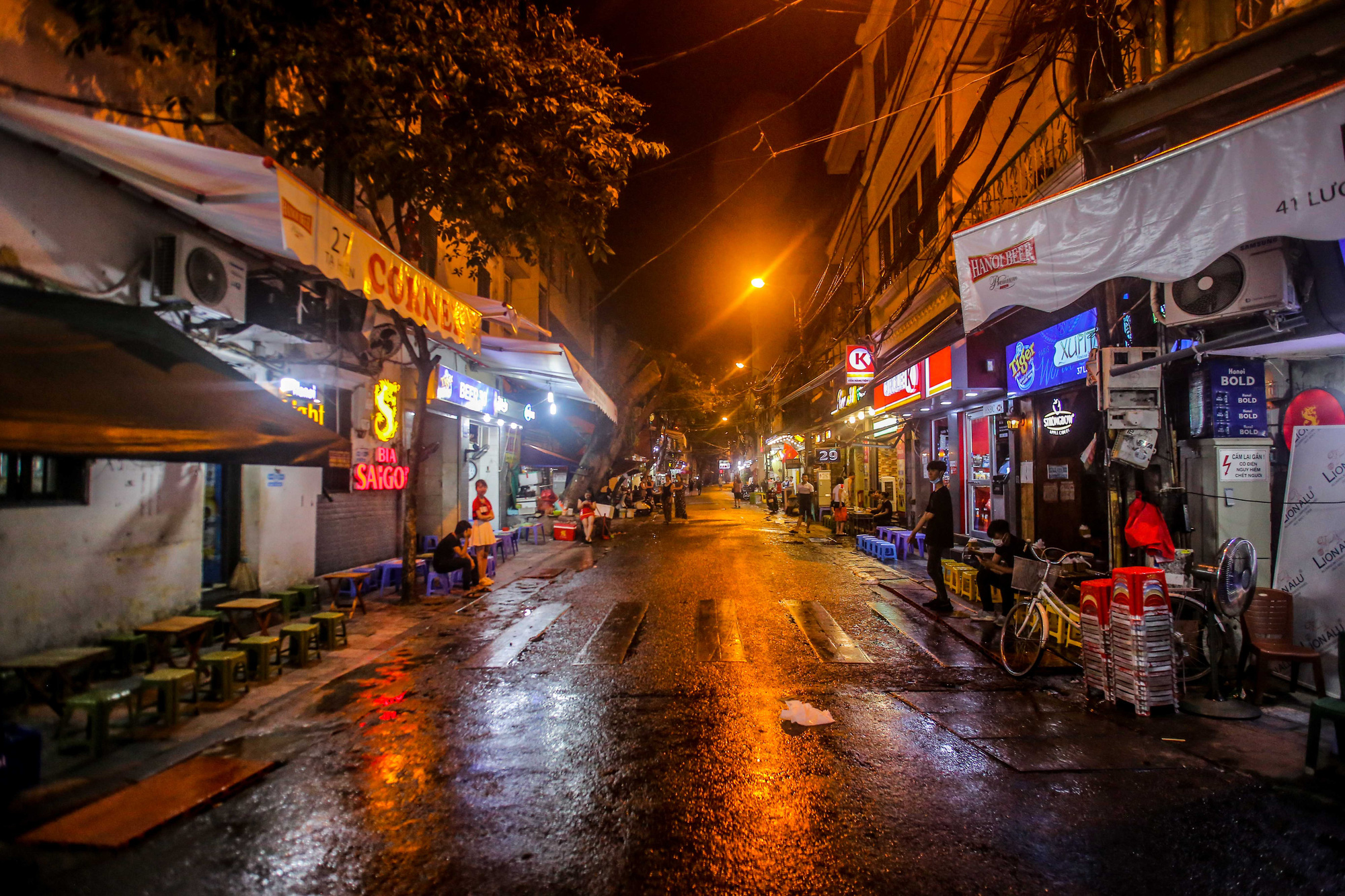 Phố Tạ Hiện vắng vẻ trong ng&agrave;y đầu dừng qu&aacute;n vỉa h&egrave; - Ảnh 13.