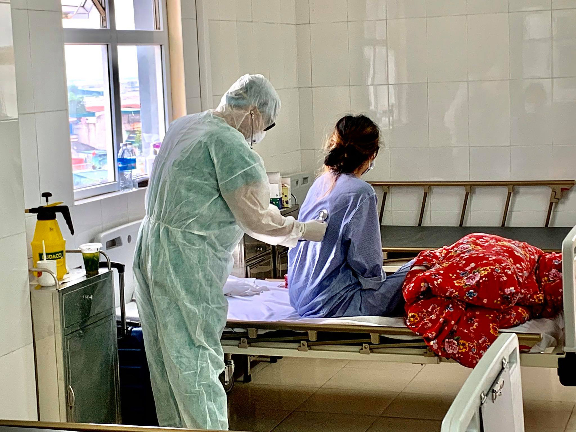 Không cách ly ở bệnh viện thêm 14 ngày, người mắc Covid-19 khỏi bệnh sẽ được xuất viện - Ảnh 2.