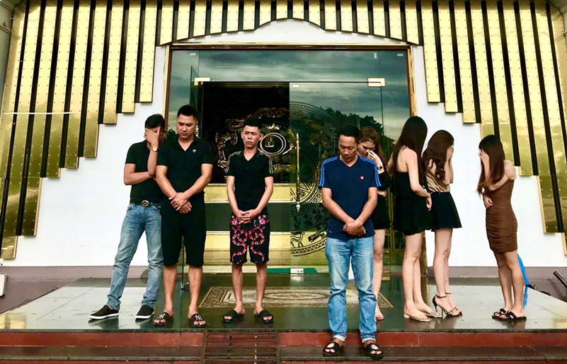 Bất chấp lệnh cấm, qu&aacute;n karaoke vẫn hoạt động, c&oacute; d&acirc;n chơi sử dụng ma t&uacute;y - Ảnh 1.