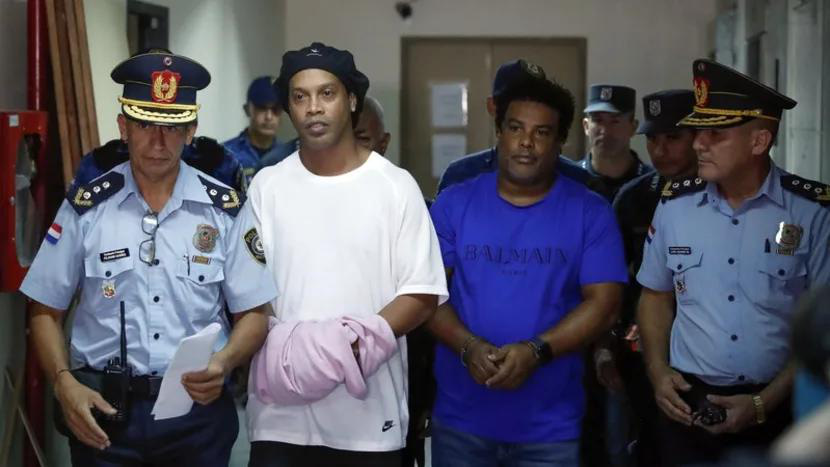 Ronaldinho được trả tự do trong tháng 8