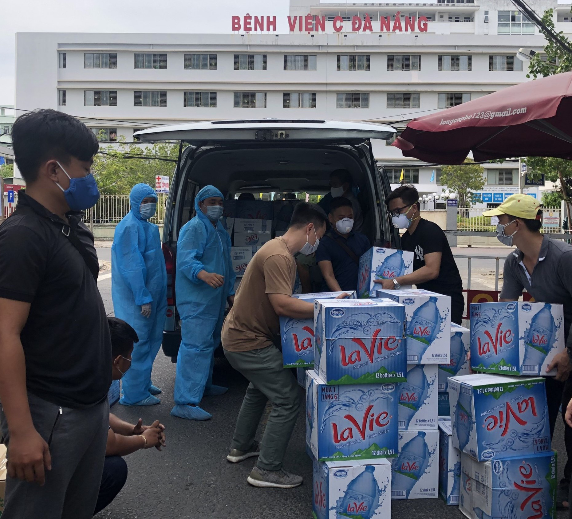 Tặng khẩu trang, rau củ, nước uống, đèn diệt khuẩn... cho Đà Nẵng chống Covid-19