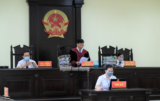 H&ocirc; biến l&uacute;a th&agrave;nh hoa ly, 5 cựu c&aacute;n bộ TP Thanh H&oacute;a hầu t&ograve;a - Ảnh 2.