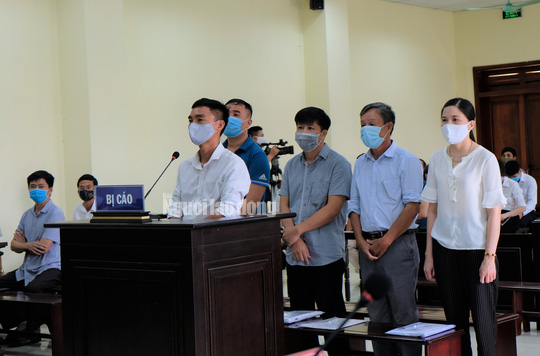 "Hô biến" lúa thành hoa ly gây thất thoát tiền tỉ, 5 cựu cán bộ TP Thanh Hóa hầu tòa