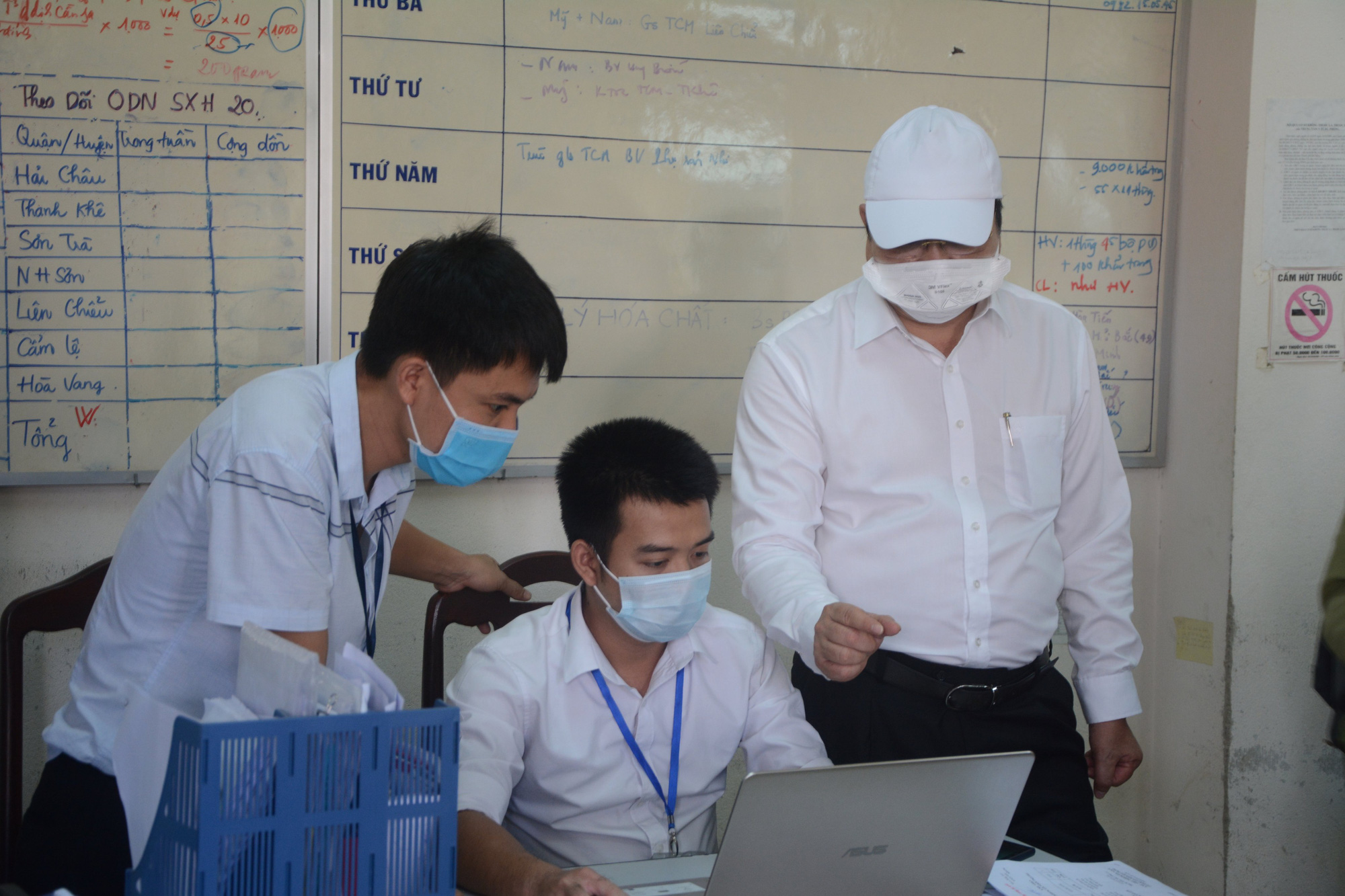 Chủ tịch Đ&agrave; Nẵng thị s&aacute;t việc chấp h&agrave;nh c&aacute;ch ly x&atilde; hội - Ảnh 2.