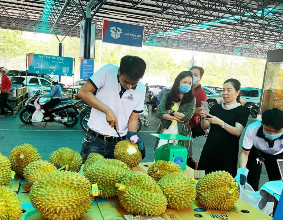 Sầu ri&ecirc;ng Malaysia gi&aacute; tiền triệu vẫn ch&aacute;y h&agrave;ng giữa l&uacute;c sầu ri&ecirc;ng Việt rẻ rề - Ảnh 1.