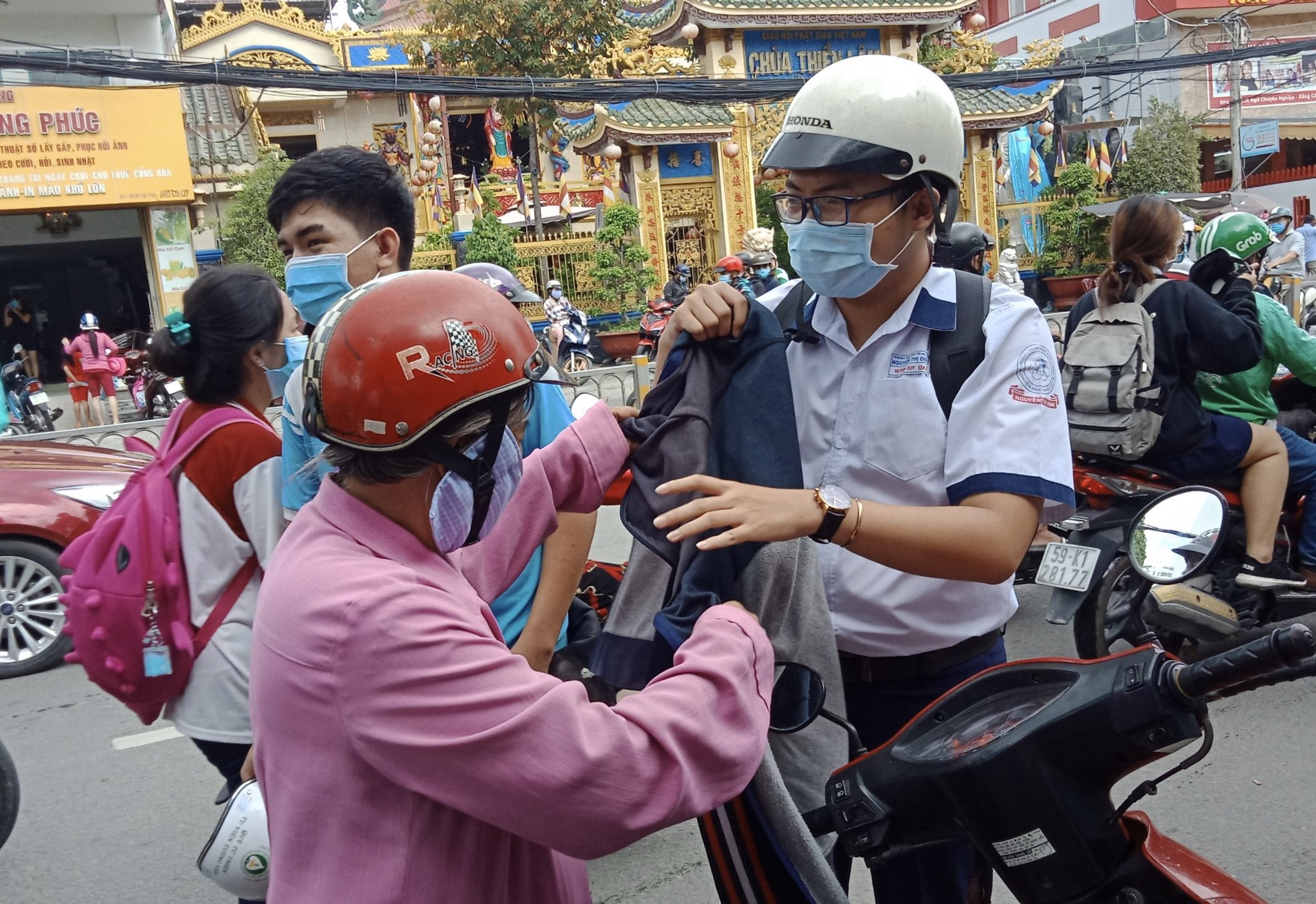 Công nhân và nỗi lo con đậu đại học - Ảnh 1.