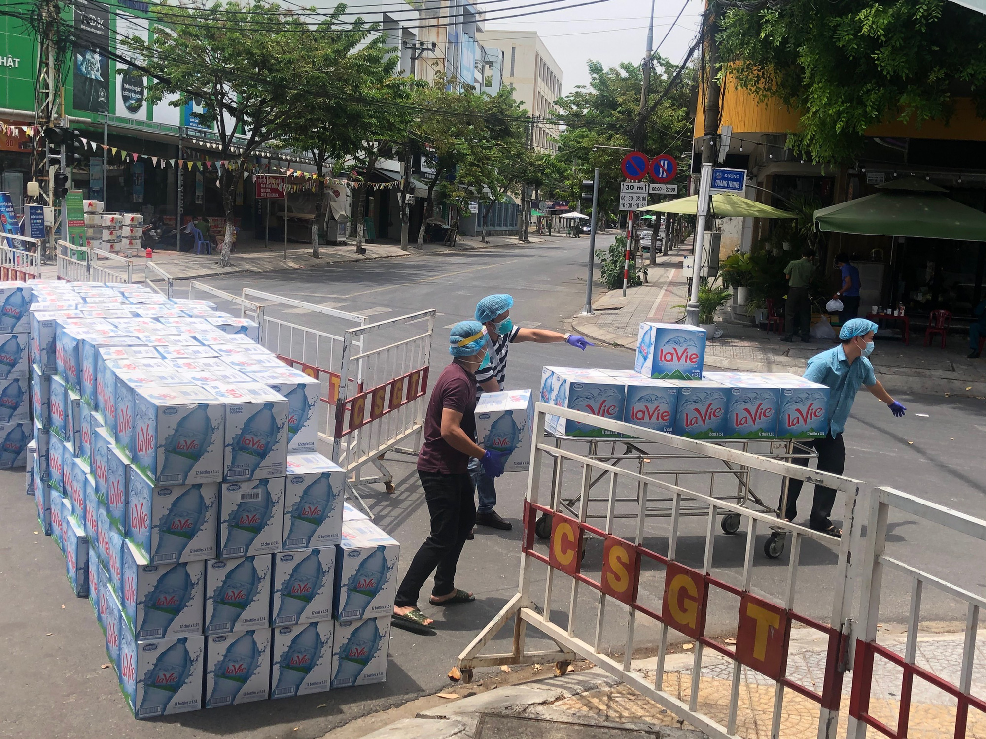 Tặng khẩu trang, rau củ, nước uống, đ&egrave;n diệt khuẩn... cho Đ&agrave; Nẵng chống Covid-19 - Ảnh 1.