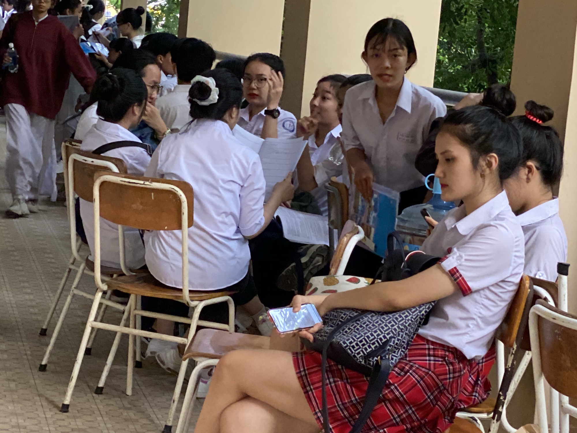 Thi tốt nghiệp THPT: Rất nhiều th&iacute; sinh ở B&igrave;nh Dương kh&ocirc;ng đeo khẩu trang - Ảnh 1.