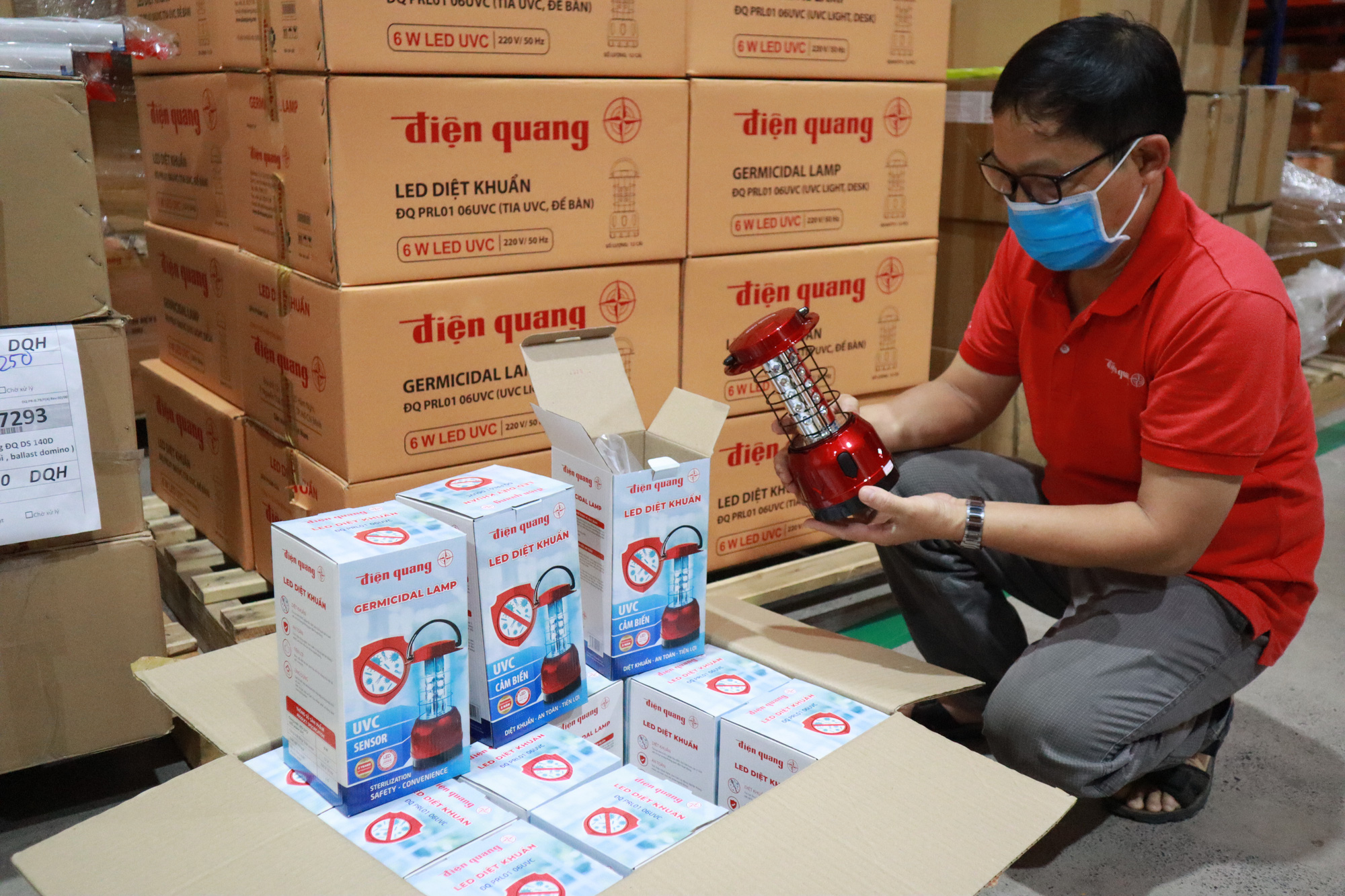 Tặng khẩu trang, rau củ, nước uống, đ&egrave;n diệt khuẩn... cho Đ&agrave; Nẵng chống Covid-19 - Ảnh 3.