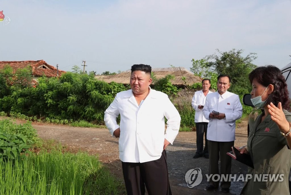 &Ocirc;ng Kim Jong-un mở kho đặc biệt, gửi y&ecirc;u thương đến người d&acirc;n - Ảnh 1.
