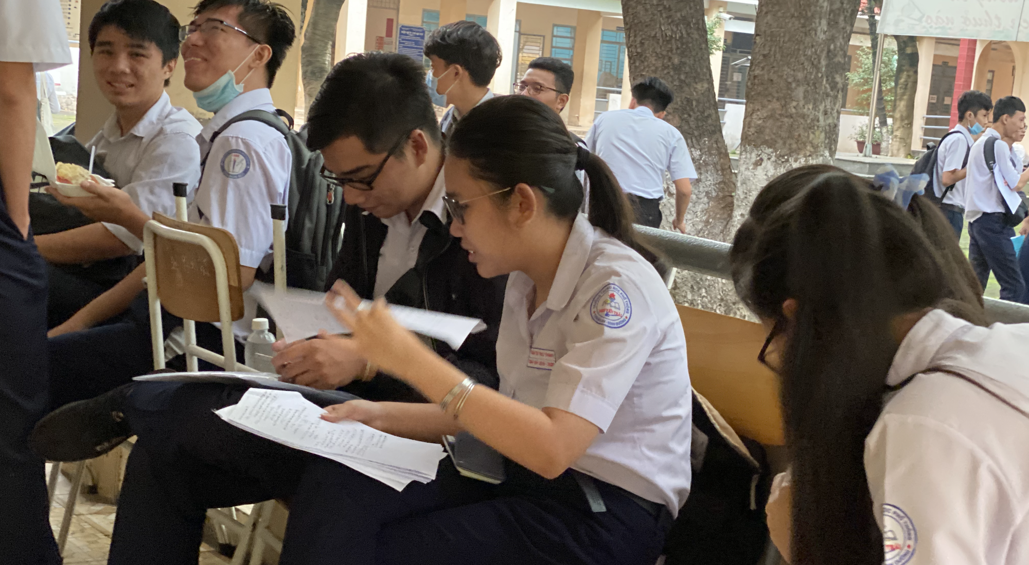 Thi tốt nghiệp THPT: Rất nhiều th&iacute; sinh ở B&igrave;nh Dương kh&ocirc;ng đeo khẩu trang - Ảnh 2.