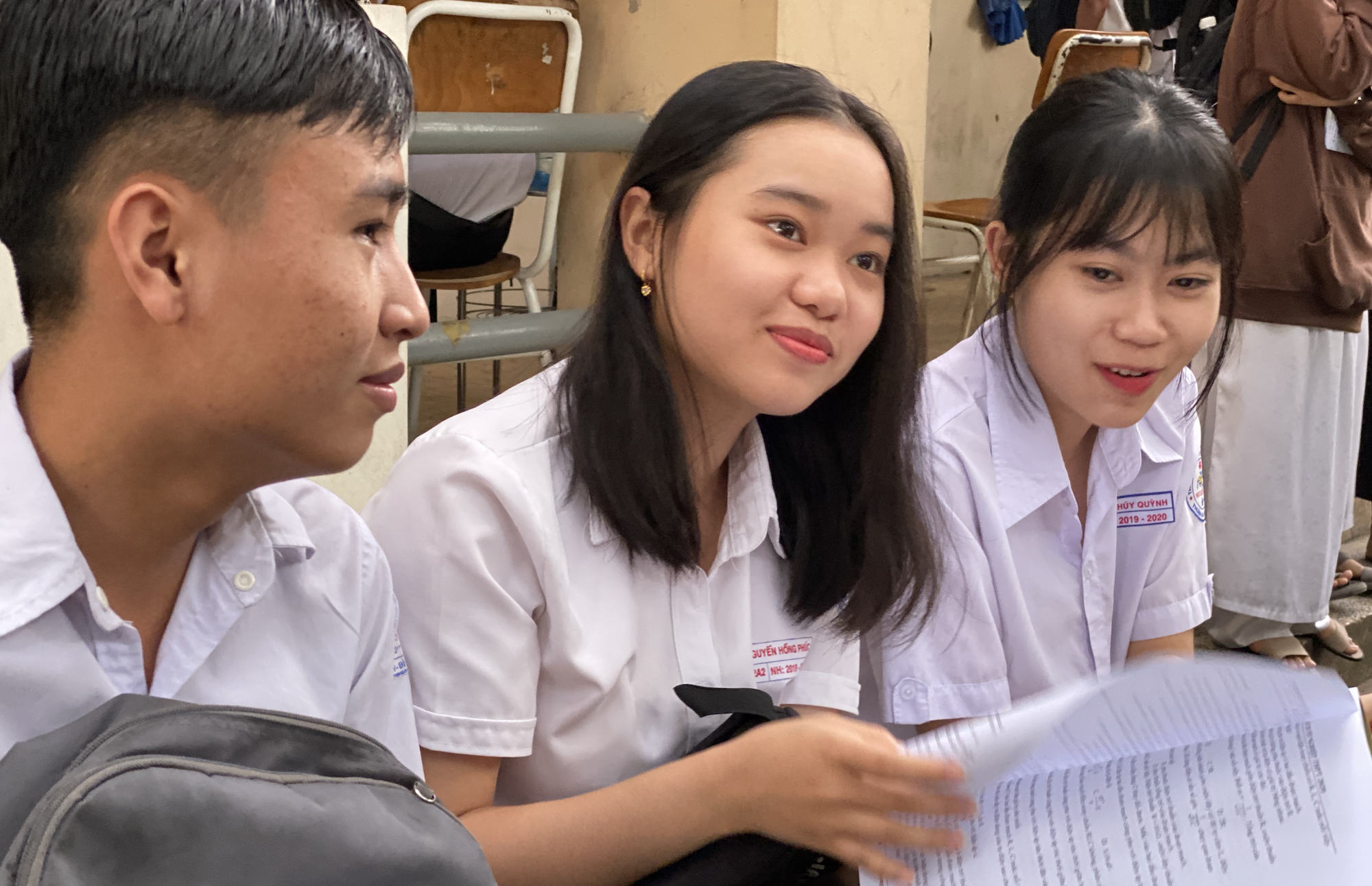 Thi tốt nghiệp THPT: Rất nhiều th&iacute; sinh ở B&igrave;nh Dương kh&ocirc;ng đeo khẩu trang - Ảnh 3.