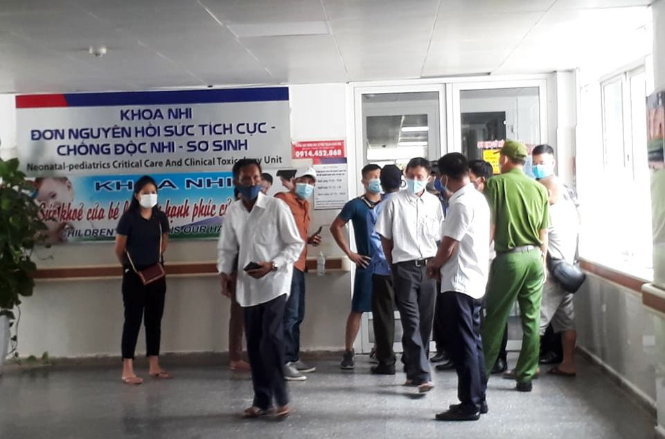Bé gái tử vong bất thường sau sinh, người nhà yêu cầu bệnh viện giải thích thỏa đáng - Ảnh 1.