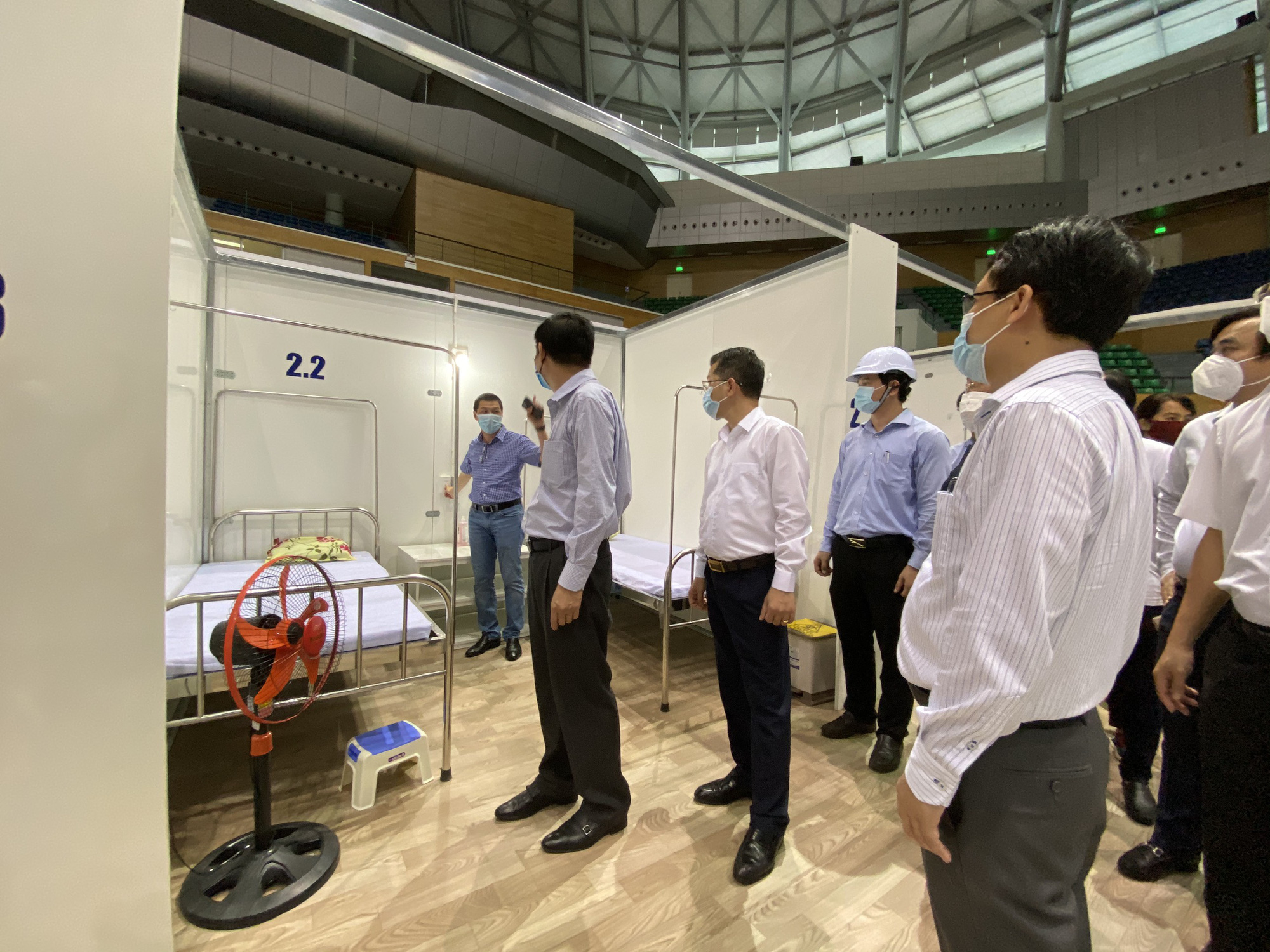 Cận cảnh bệnh viện dã chiến Tiên Sơn - Đà Nẵng trước giờ tiếp nhận bệnh nhân - Ảnh 1.