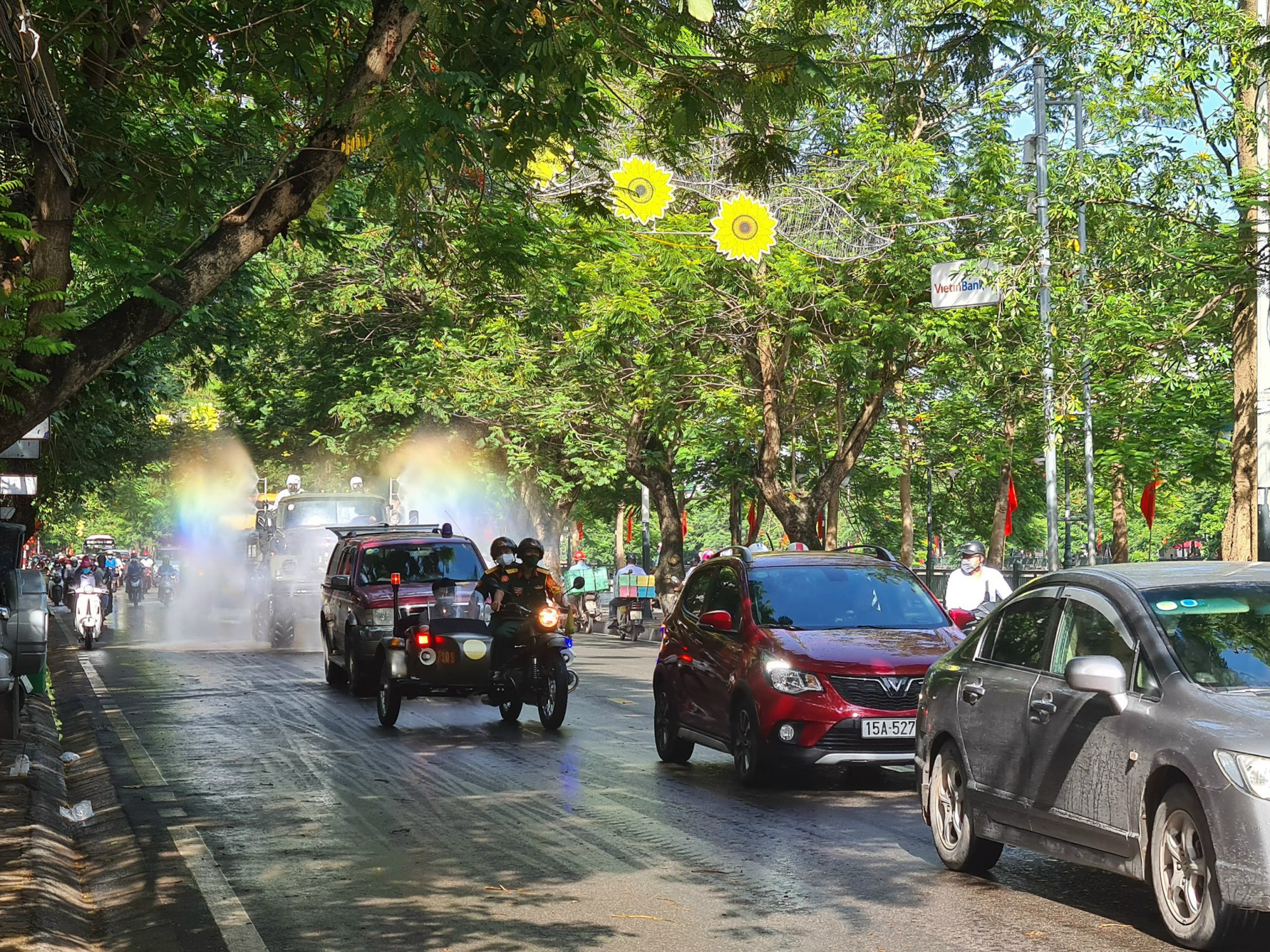Cận cảnh Hải Ph&ograve;ng bắt đầu phun khử tr&ugrave;ng c&aacute;c tuyến đường ch&iacute;nh nội đ&ocirc; - Ảnh 1.