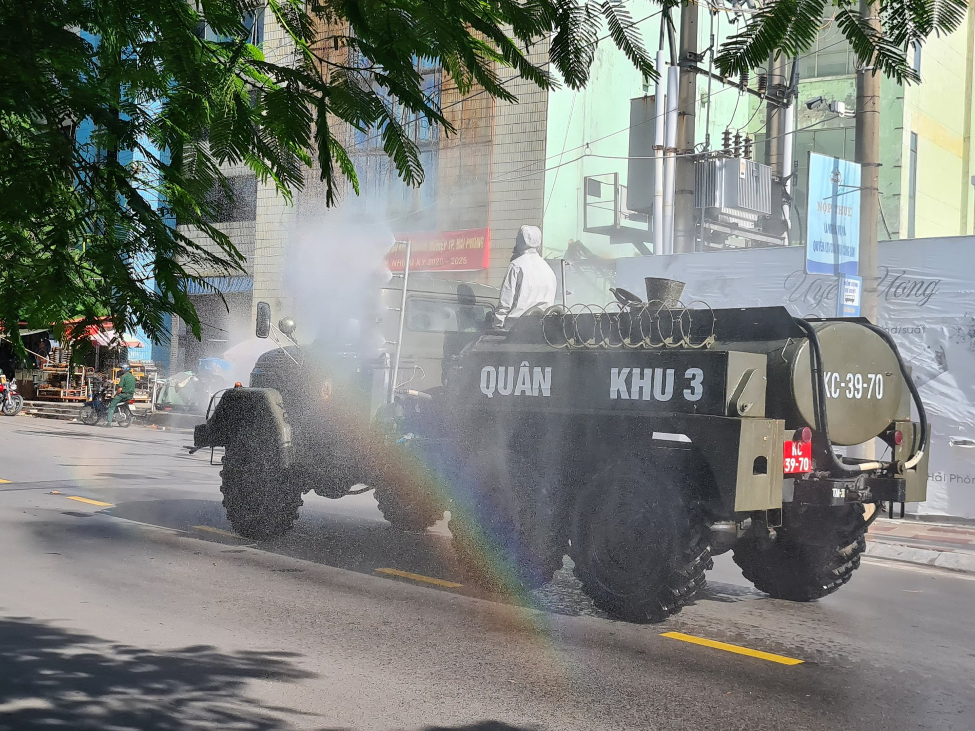 Cận cảnh Hải Ph&ograve;ng bắt đầu phun khử tr&ugrave;ng c&aacute;c tuyến đường ch&iacute;nh nội đ&ocirc; - Ảnh 5.