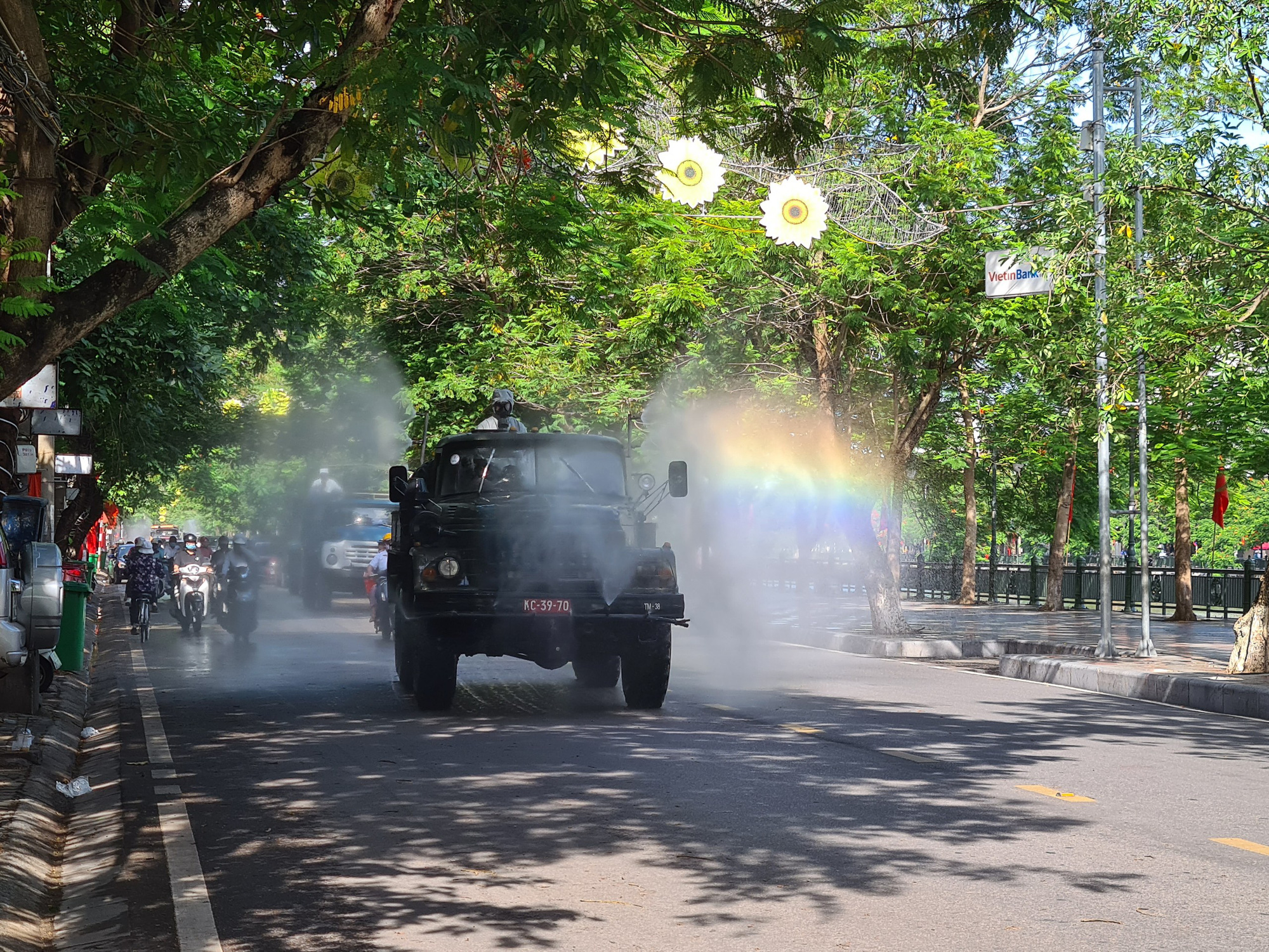Cận cảnh Hải Ph&ograve;ng bắt đầu phun khử tr&ugrave;ng c&aacute;c tuyến đường ch&iacute;nh nội đ&ocirc; - Ảnh 2.
