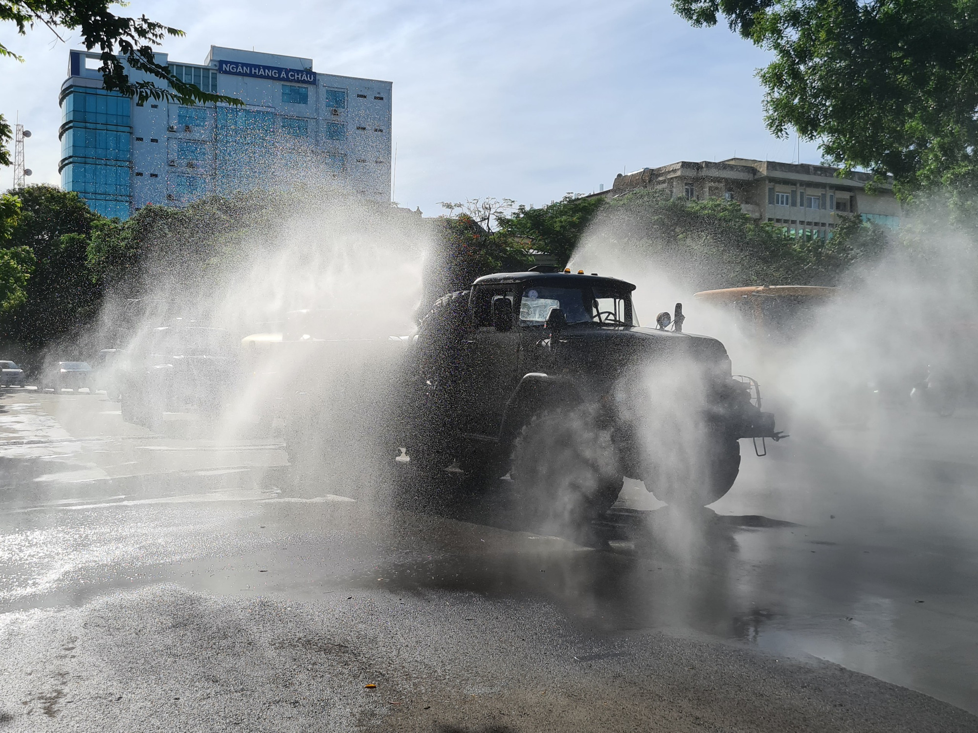 Cận cảnh Hải Ph&ograve;ng bắt đầu phun khử tr&ugrave;ng c&aacute;c tuyến đường ch&iacute;nh nội đ&ocirc; - Ảnh 4.