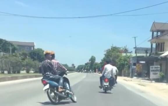 Nhóm “quái xế” đầu trần lạng lách, đánh võng trước đầu xe ôtô trên Quốc lô 1A