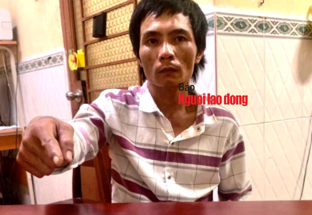 Bắt "nóng" gã đàn ông làm liều với chủ tiệm gội đầu đeo nhiều vàng
