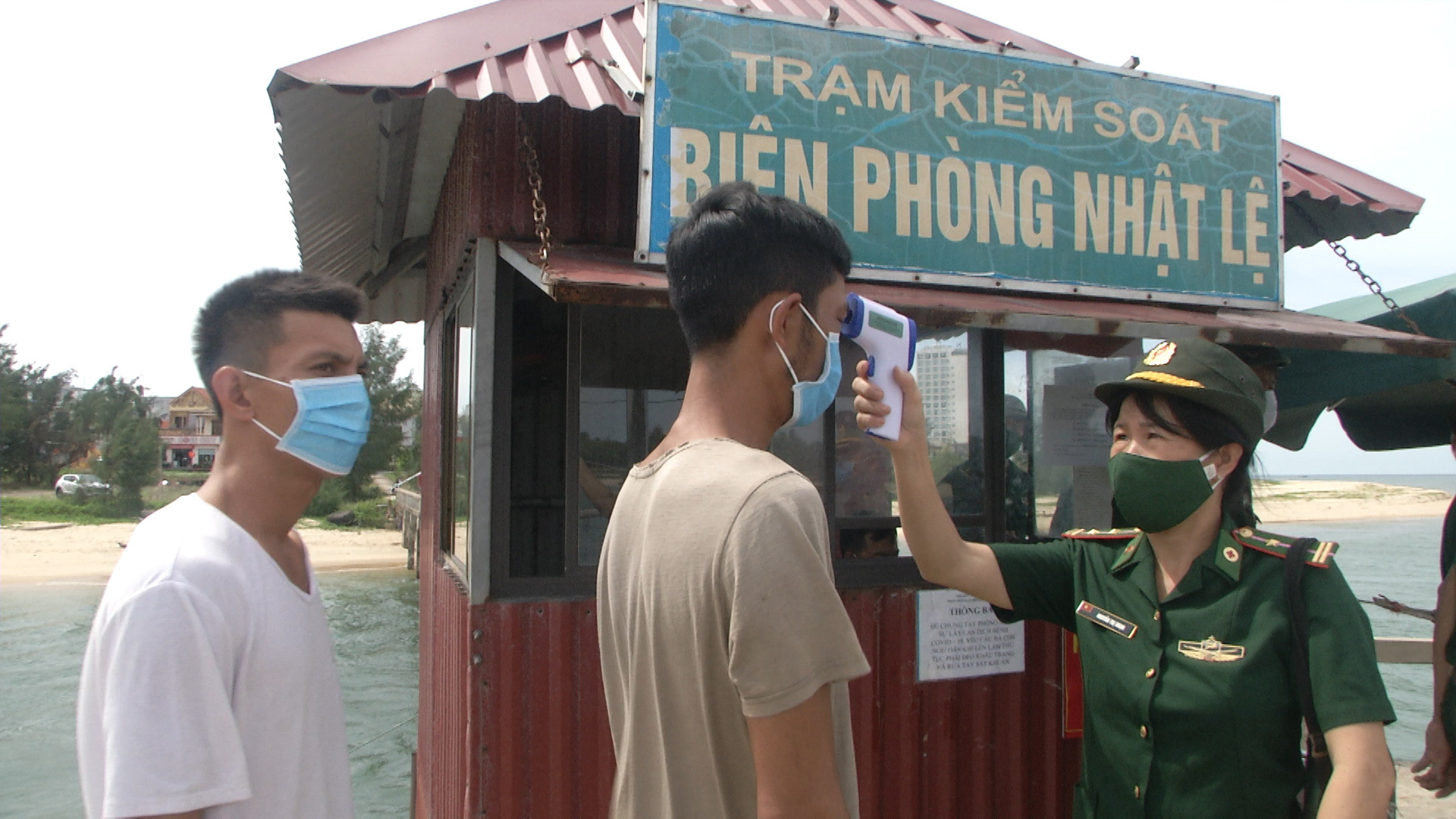 Quảng Bình: Tàu cá bị chìm, 8 ngư dân rơi xuống biển