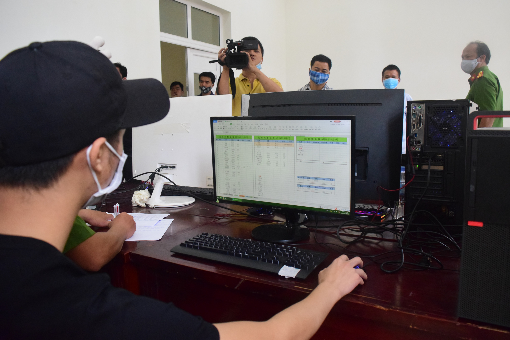7 người nước ngo&agrave;i thu&ecirc; kh&aacute;ch sạn ở Huế tổ chức đ&aacute;nh bạc - Ảnh 2.