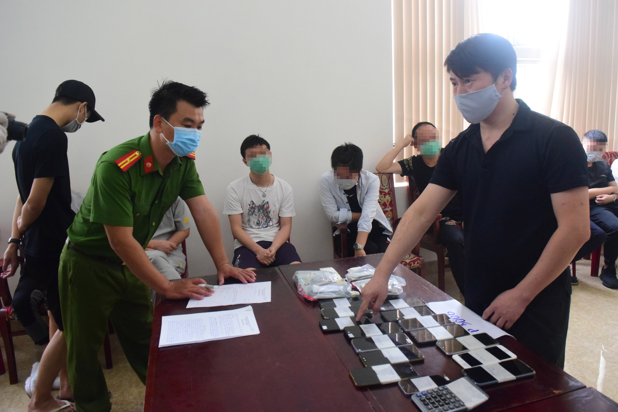 7 người nước ngo&agrave;i thu&ecirc; kh&aacute;ch sạn ở Huế tổ chức đ&aacute;nh bạc - Ảnh 1.
