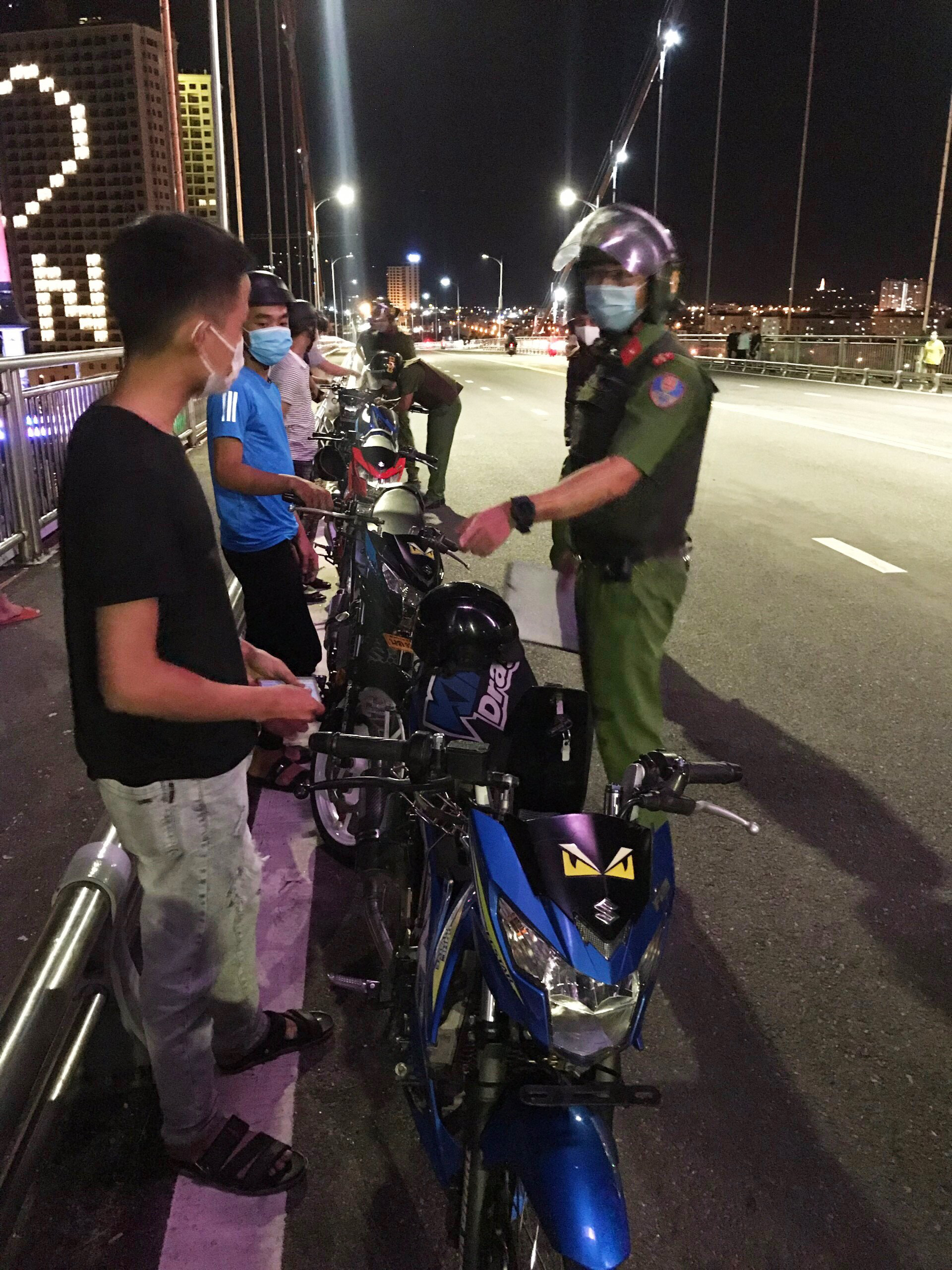 Đà Nẵng: Xử lý 8 thanh thiếu niên tụ tập có dấu hiệu đua xe máy  trong mùa dịch