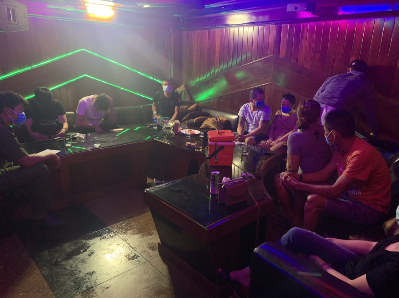 Đ&agrave; Nẵng- B&igrave;nh Định: Bắt quả tang qu&aacute;n karaoke hoạt động chui bất chấp lệnh cấm - Ảnh 4.