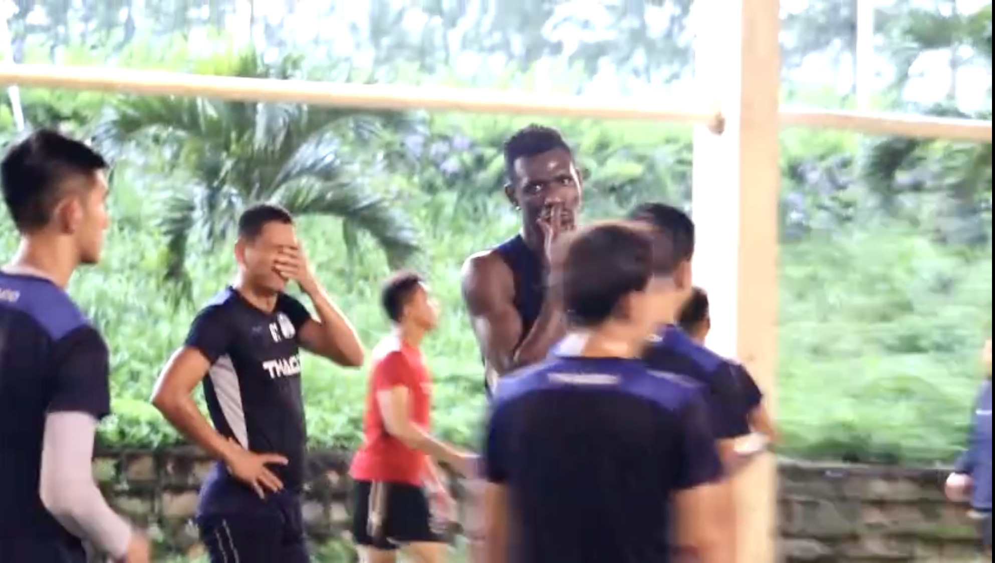 Ngoại binh Kelly mang đến tin vui cho CLB HAGL trong ng&agrave;y đầu hội qu&acirc;n dưới mưa - Ảnh 3.