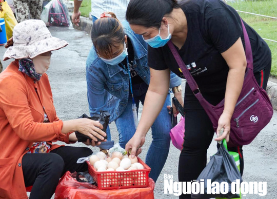 Đìu hiu chợ tạm công nhân mùa Covid - Ảnh 4.
