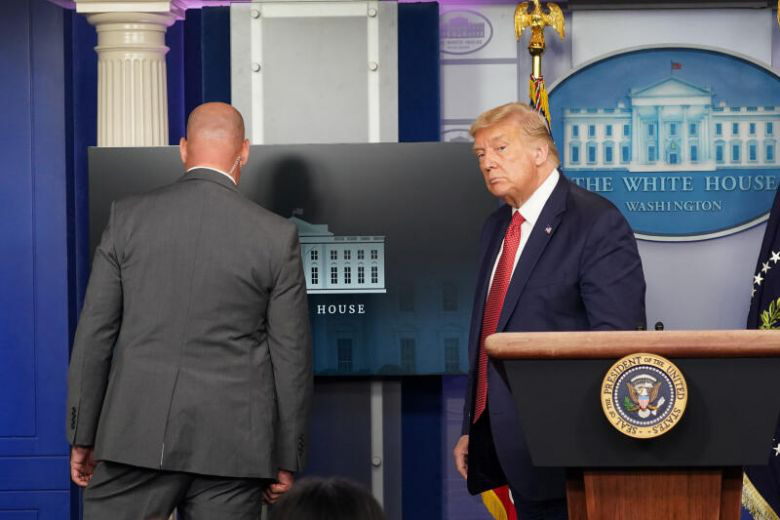 Mới phát biểu 3 phút, Tổng thống Trump được mật vụ hộ tống rời đi