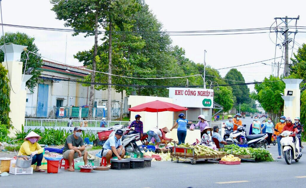 Đìu hiu chợ tạm công nhân mùa Covid